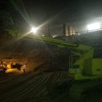 Nachtarbeit auf der Baustelle mit Bagger und Beleuchtung