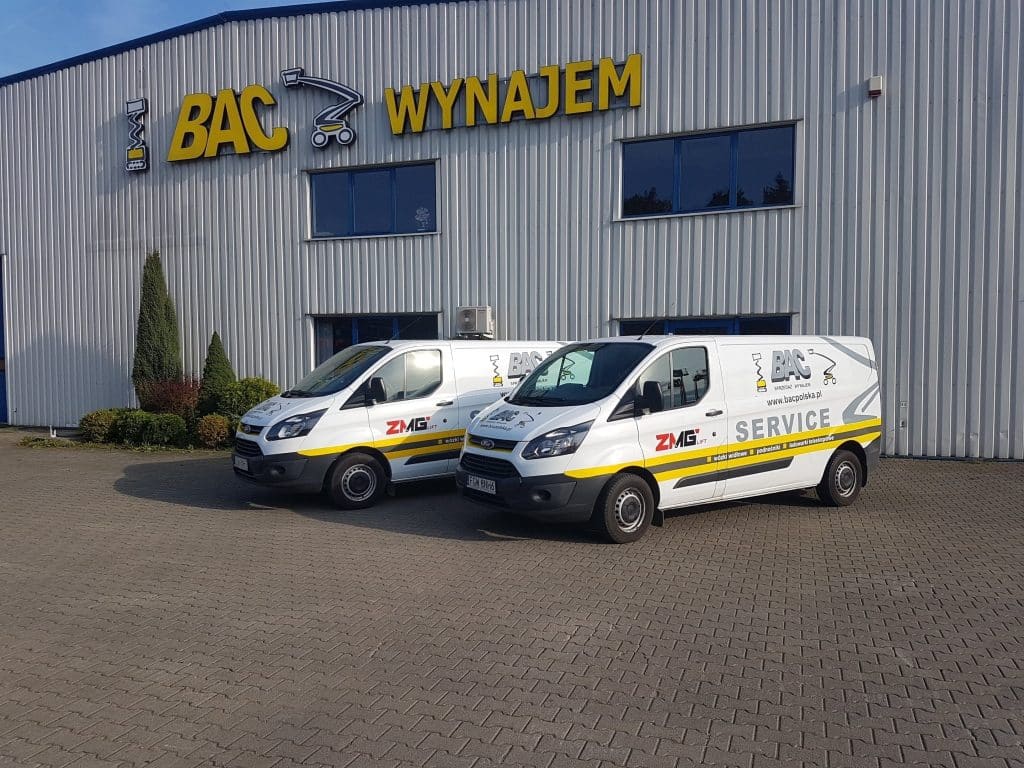 Vans in front of the headquarters of the vehicle rental company.