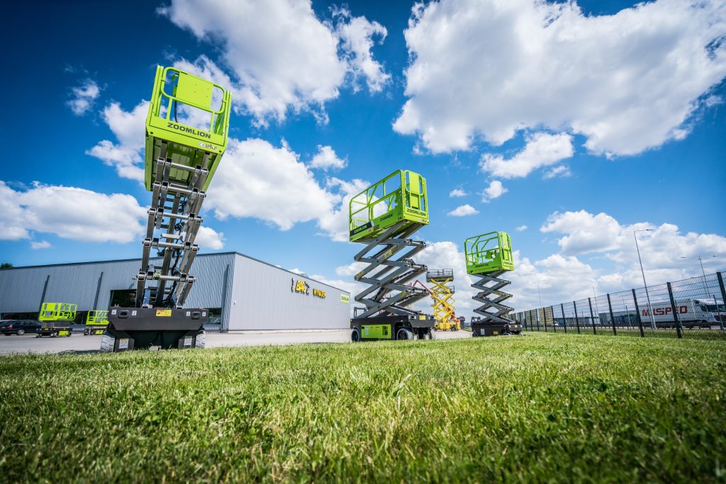 Zoomlion scissor lifts outside the warehouse.