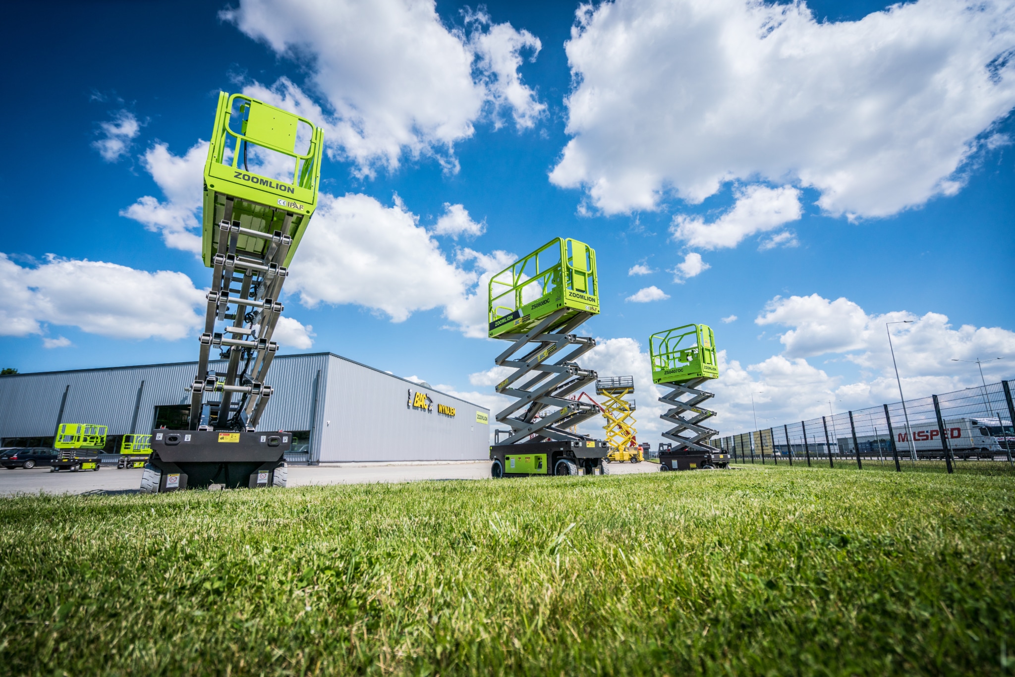 Zoomlion scissor lifts outside the warehouse.