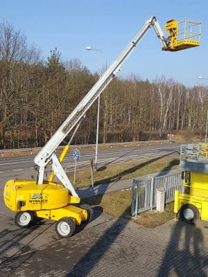 Eine Hebebühne bei der Arbeit an einem Laternenpfahl.