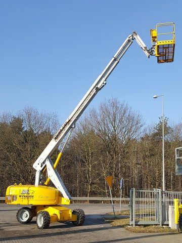 Ein Korblift an einer gelben Baumaschine.