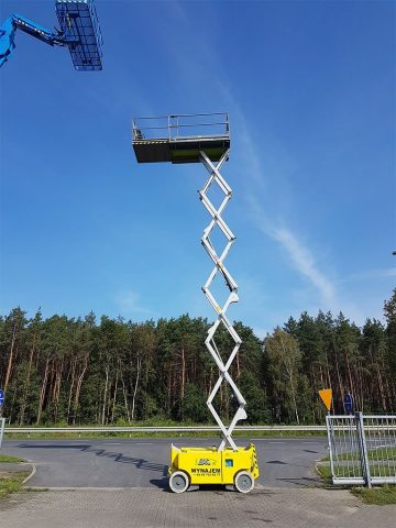 Scherenhebebühne vor blauem Himmel.