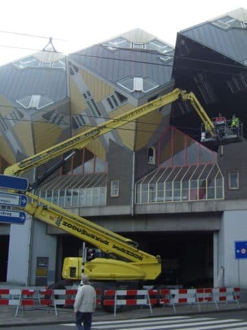 Domčeky Pú a výťah v Rotterdame.