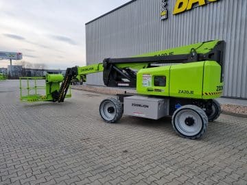 Grüne Zoomlion-Scherenhebebühne auf dem Hof.