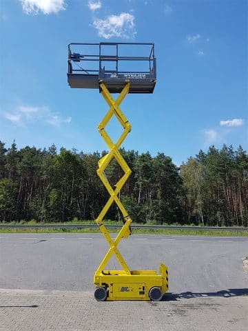 Scherenhebebühne auf geteerter Straße.