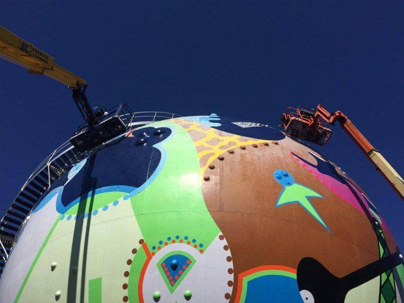 Glückliche Stadt, bunte Balldekoration, blauer Himmel.