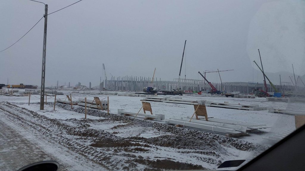 Stadionbau im Winter, Kräne, Schnee.