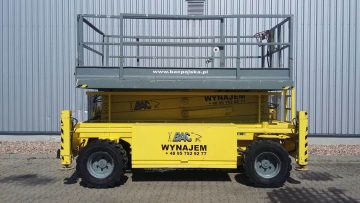 BAC yellow scissor lift in front of the industrial hall.