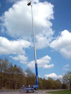 Teleskopaufzug mit Kamera gegen den Himmel.