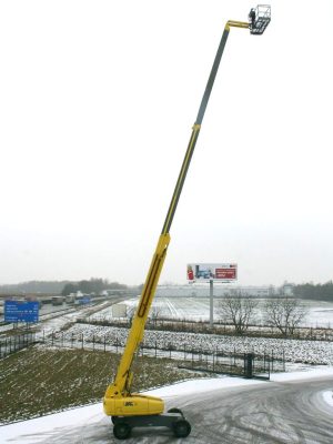 Podnośnik koszowy na zimowym terenie.