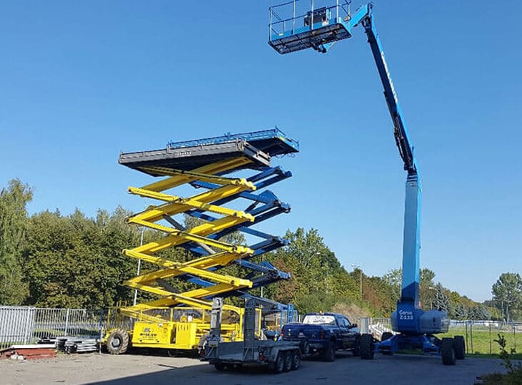 Gelbe Scherenbühnen und eine blaue Hebebühne bei der Arbeit.