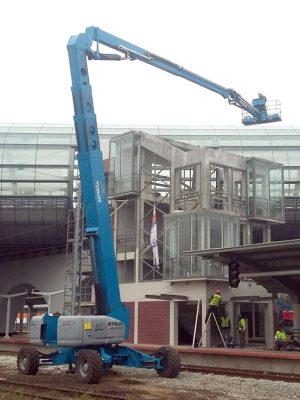 Eine Hubarbeitsbühne auf einer Baustelle.