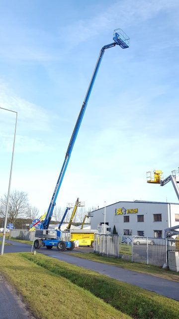 Eine Hebebühne bei einem Baumaschinenverleih.