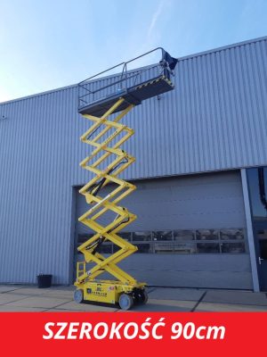 Žlutý nůžkový výtah u budovy, nápis "šířka 90 cm".