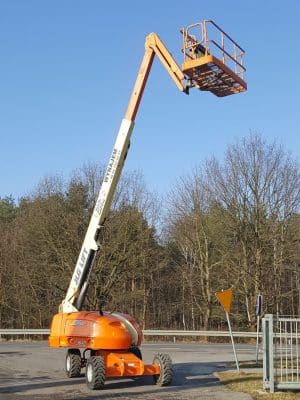 Hubarbeitsbühne auf der Baustelle neben der Straße.