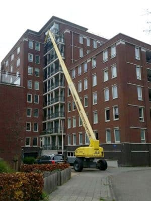 Hebebühne bei Arbeiten in der Höhe an einem Gebäude.