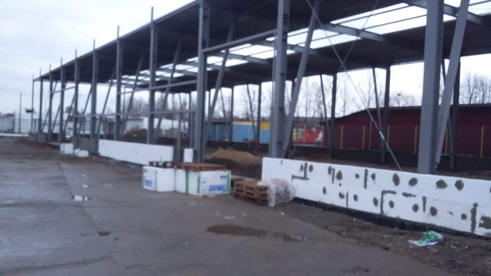 Construction of the steel frame of an industrial building.