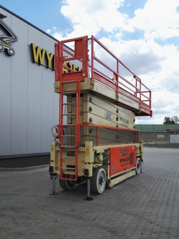 Scissor lift in front of the building "Rent".