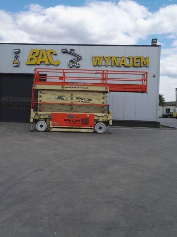 The aerial lift in front of the building of the company BAC RENTAL.