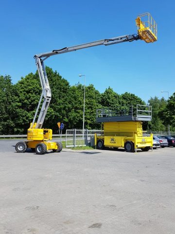 Eine Hubarbeitsbühne auf einer Baustelle.