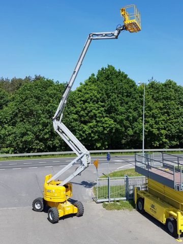 Eine Hebebühne bei Arbeiten im Freien.