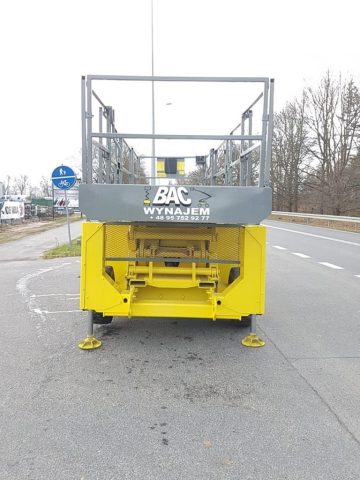 An aerial lift on the road with the logo "BAC RENT".