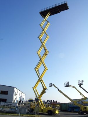 Gelbe Scherenhebebühne nach oben ausgefahren.