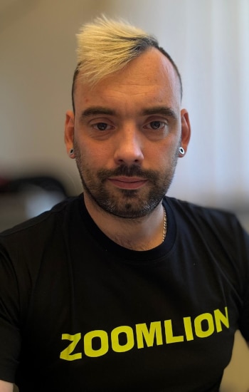 Рафал Ленартович, співробітник ВАС Польща, у футболці з логотипом Zoomlion.