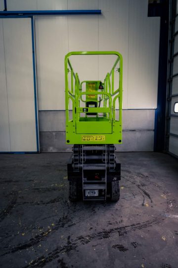 Green elevator work platform in the hall.