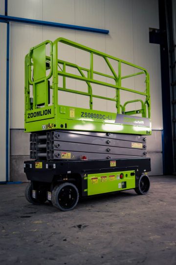 Zoomlion scissor lift on the industrial floor.