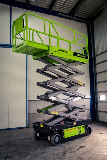 Zoomlion electric scissor lift in the warehouse.