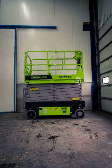 ZOOMLION green lift platform on the industrial floor.