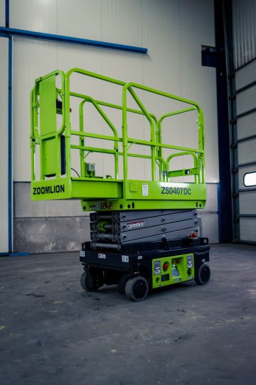 Zoomlion electric scissor lift in the hall.