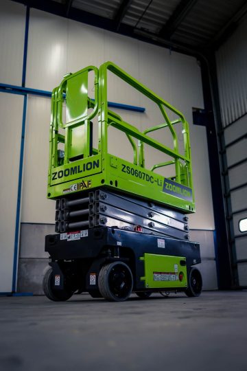 Zoomlion scissor lift on the industrial floor.