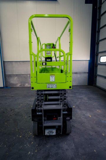 Green elevator work platform in the hall.