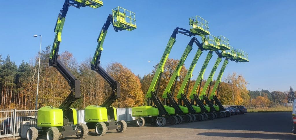 Eine Reihe von Zoomlion-Hubarbeitsbühnen auf dem Parkplatz.