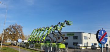 Hubarbeitsbühnen der Marke Zoomlion am Gebäude.