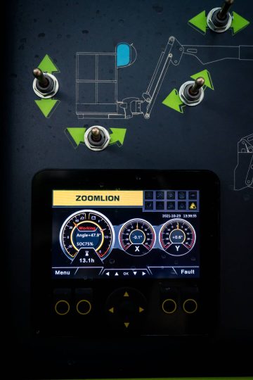 Používateľské rozhranie žeriavu s displejom a joystickmi.