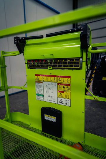 Зелена робоча платформа з маркуванням безпеки.