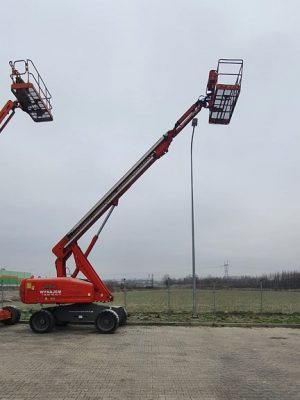 Eine Hubarbeitsbühne auf einer Baustelle.