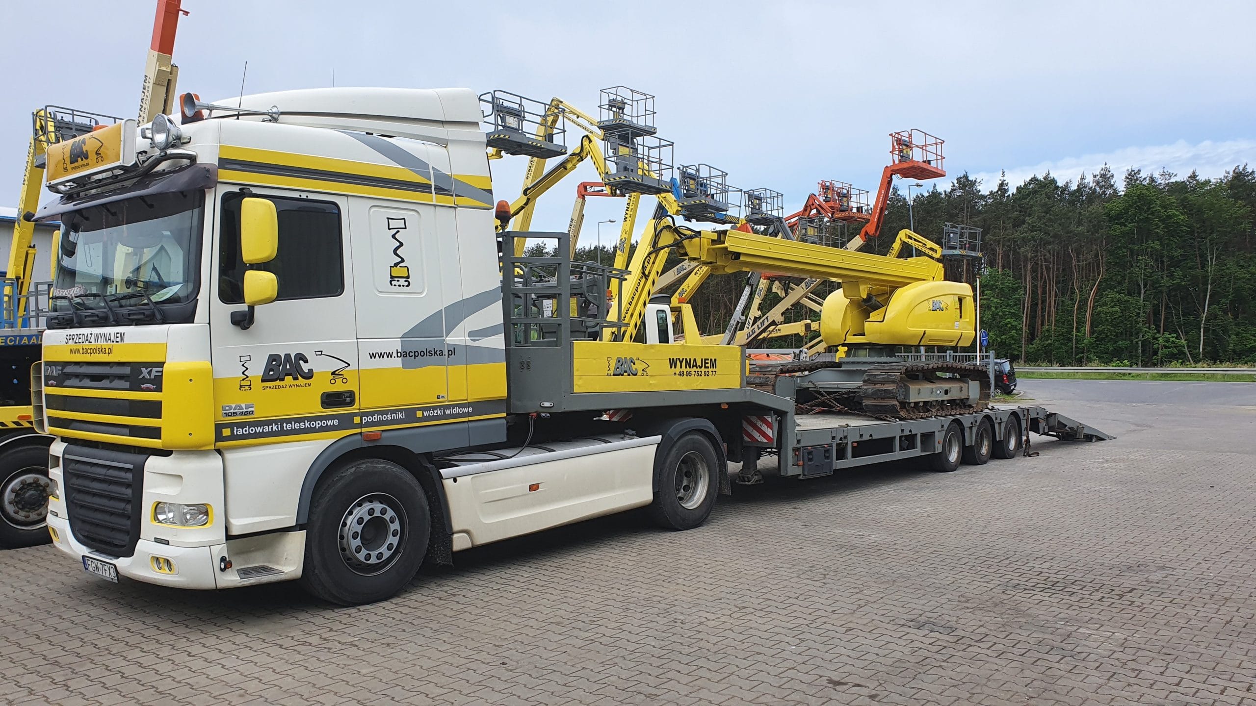 Ein Lkw transportiert Aufzüge in einem Parkhaus.