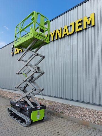 Zoomlion-Raupenhebebühne vor einem Gebäude mit dem Schild 'Rental'.