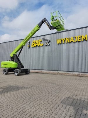 Grüner Aufzug im Hintergrund des Gebäudes "BAC Rental".