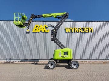 Zielona podnośnik koszowy Zoomlion przed halą "Wynajem".