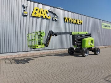 Zoomlion-Scherenhebebühne vor einem Gebäude mit Mietschild.