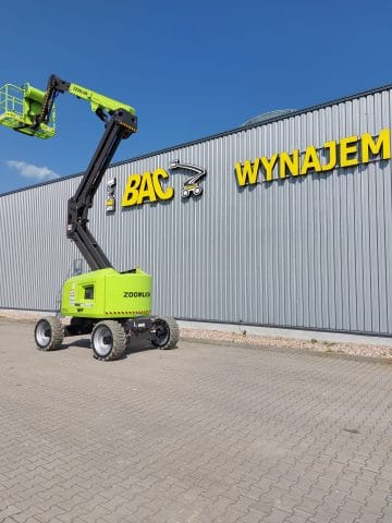 Zoomlion-Hebebühne vor der Halle mit dem Schild "Rental".