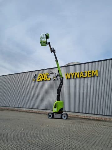 Zoomlion Hebebühne vor einem Gebäude mit einem Vermietungsschild.