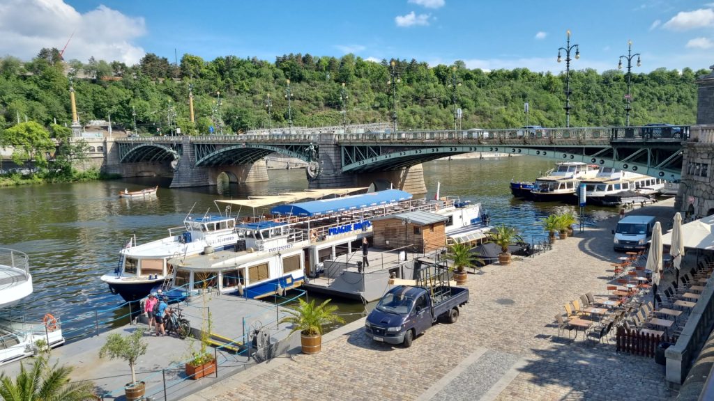 cruise-by-Vltava