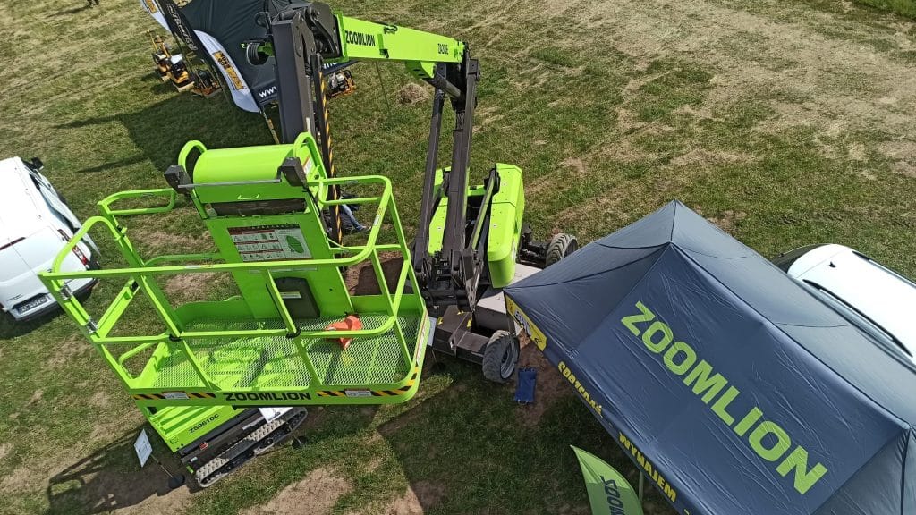 Grüner Zoomlion-Teleskoplift auf Gras.